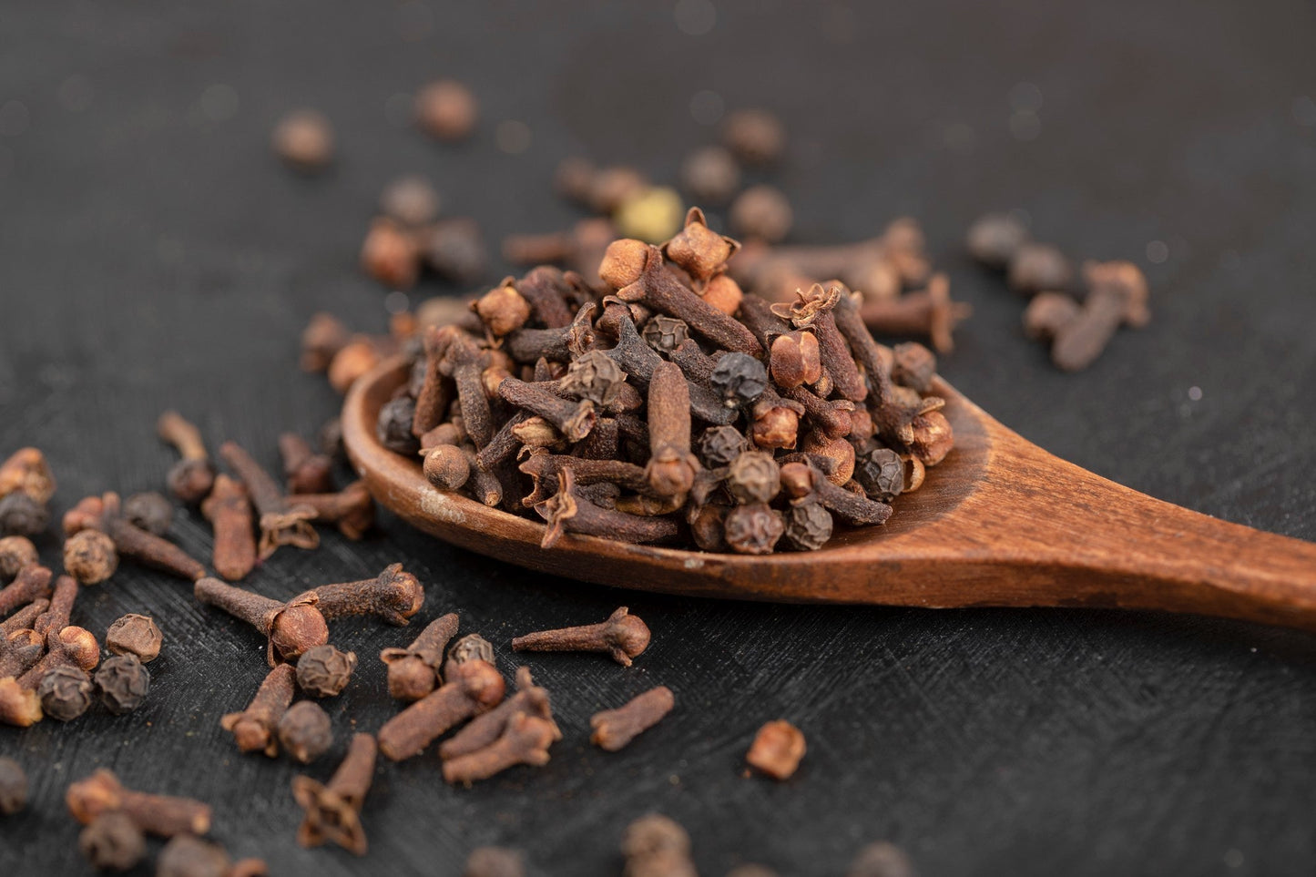 Grains de poivre Voatsiperifery sauvage de Madagascar récoltés à la main sur des lianes — épice rare BIMARI