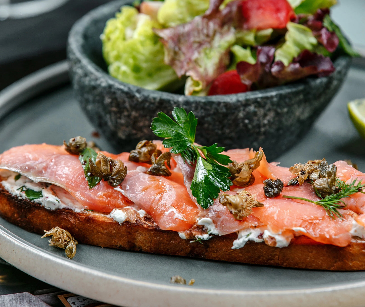 Sublimer une tartine de saumon gravelax : le secret du fenouil corse